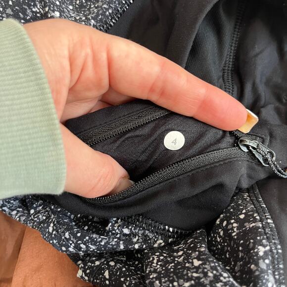 Lululemon Black & White Print Speed Shorts Size 4 - Picture 2 of 4